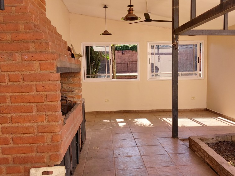 EN ALQUILER  CASA 4 DORMITORIOS
