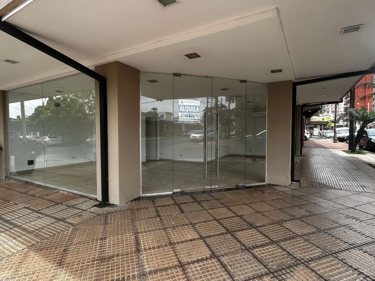 LOCAL COMERCIAL EN ESQUINA CON GRAN VIDRIERA – excelente exposición