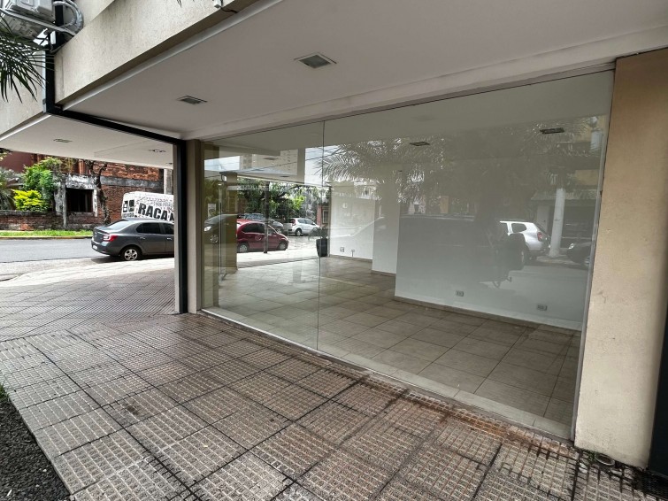 LOCAL COMERCIAL EN ESQUINA CON GRAN VIDRIERA – excelente exposición