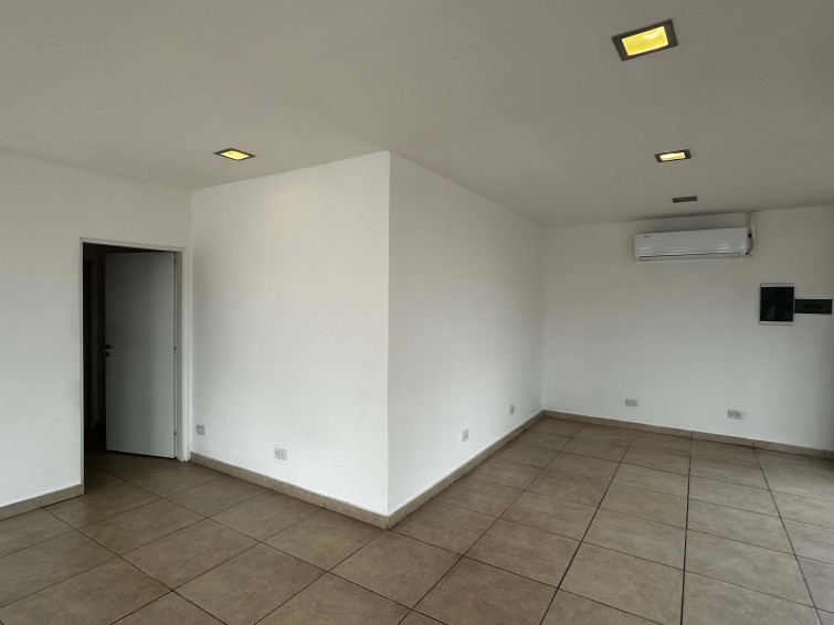 LOCAL COMERCIAL EN ESQUINA CON GRAN VIDRIERA – excelente exposición