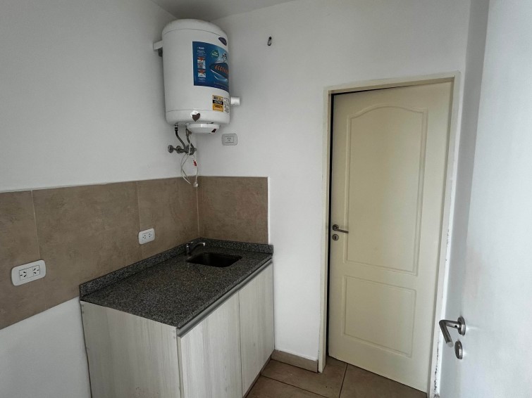 LOCAL COMERCIAL EN ESQUINA CON GRAN VIDRIERA – excelente exposición