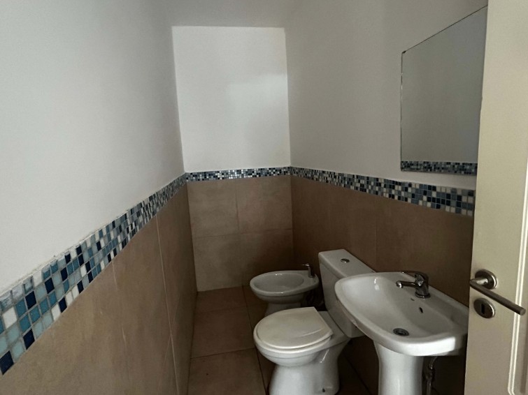 LOCAL COMERCIAL EN ESQUINA CON GRAN VIDRIERA – excelente exposición