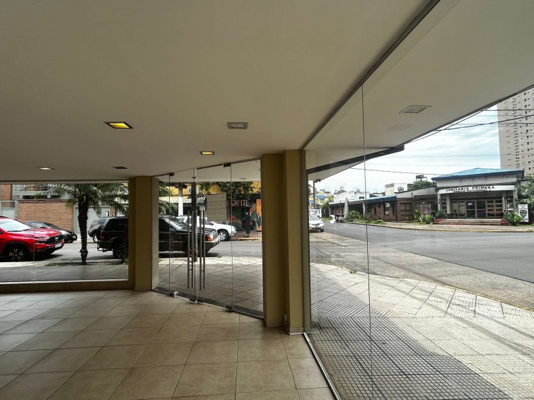 LOCAL COMERCIAL EN ESQUINA CON GRAN VIDRIERA – excelente exposición