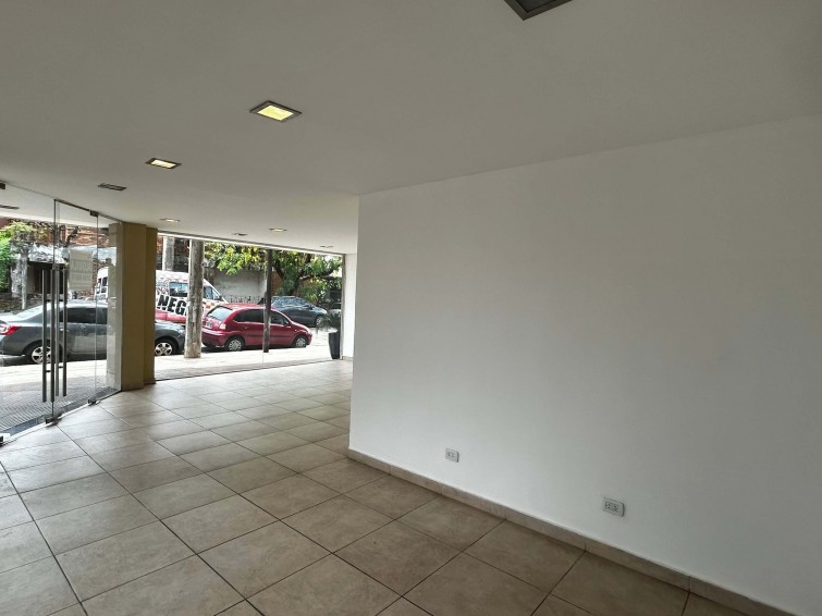 LOCAL COMERCIAL EN ESQUINA CON GRAN VIDRIERA – excelente exposición