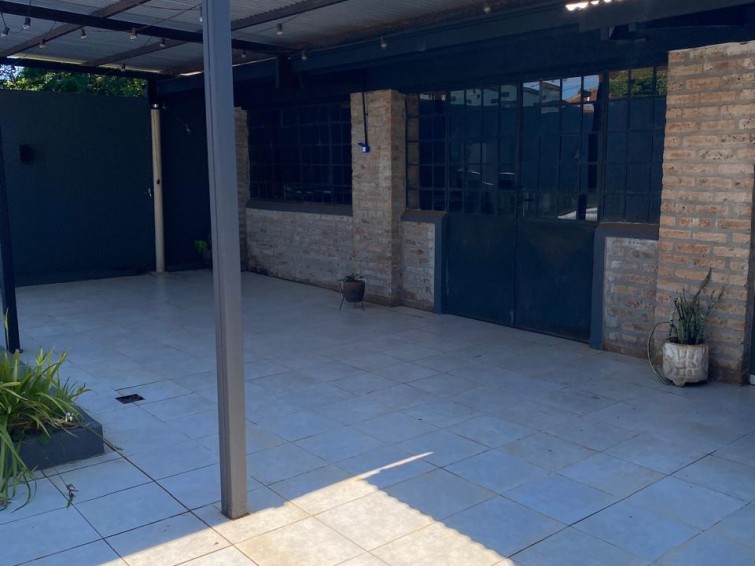 CASA CON QUINCHO Y PILETA