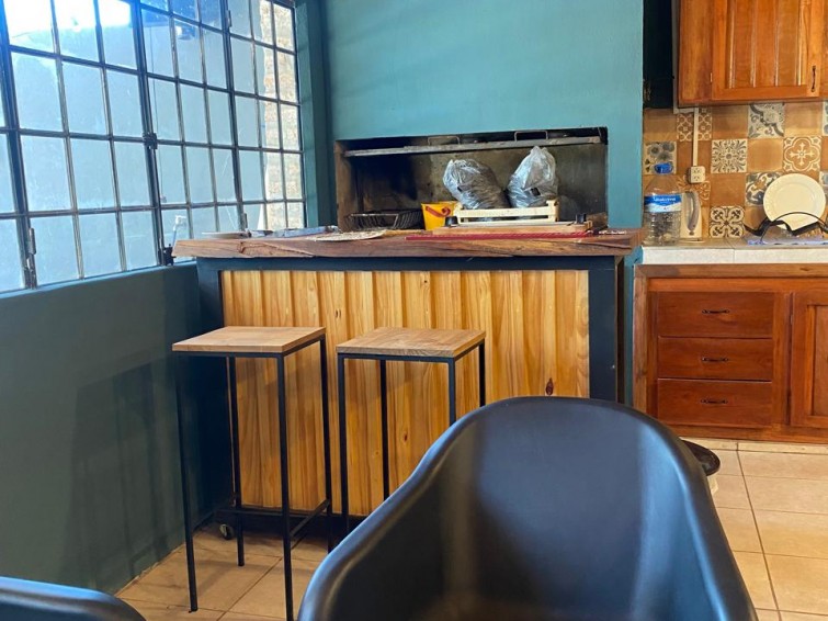 CASA CON QUINCHO Y PILETA