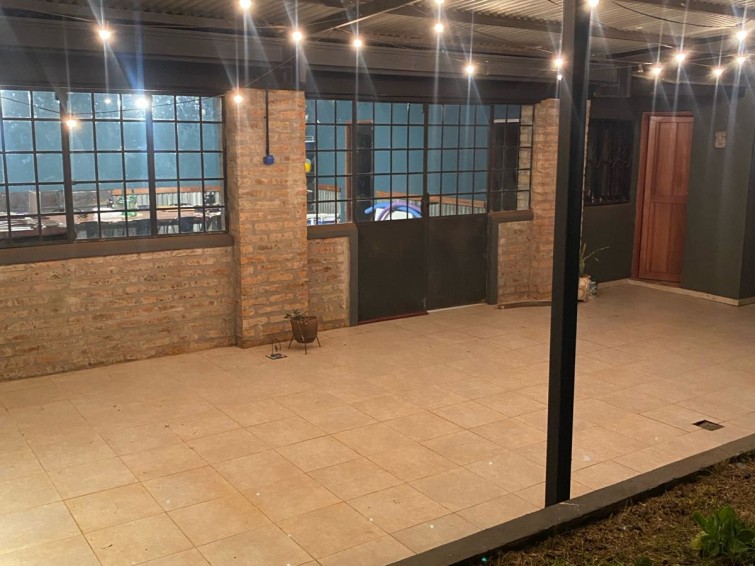 CASA CON QUINCHO Y PILETA