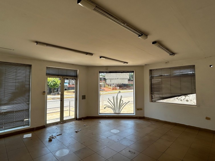EN ALQUILER  EXCELENTE  LOCAL COMERCIAL  EN ESQUINA