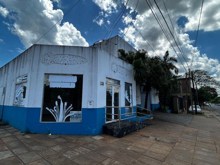 EN ALQUILER  EXCELENTE  LOCAL COMERCIAL  EN ESQUINA