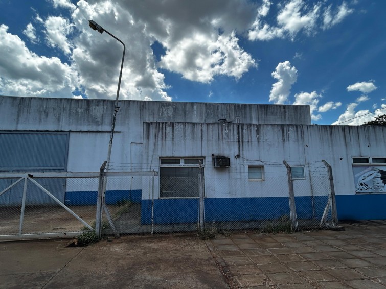 EN ALQUILER  EXCELENTE  LOCAL COMERCIAL  EN ESQUINA
