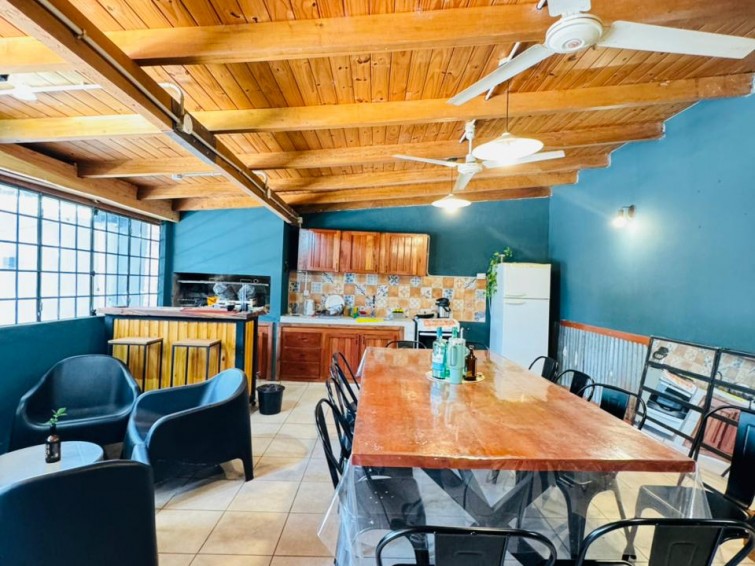 QUINCHO CON PILETA Y DOS DORMITORIOS