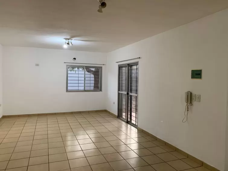 EN ALQUILER IMPORTANTE CASA EN BARRIO CERRADO