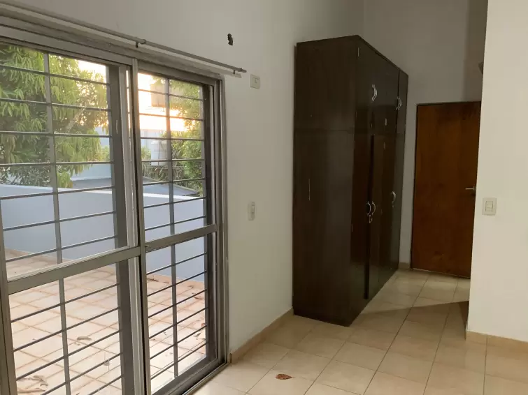 EN ALQUILER IMPORTANTE CASA EN BARRIO CERRADO