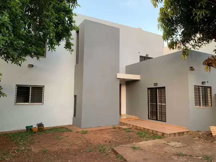 EN ALQUILER IMPORTANTE CASA EN BARRIO CERRADO
