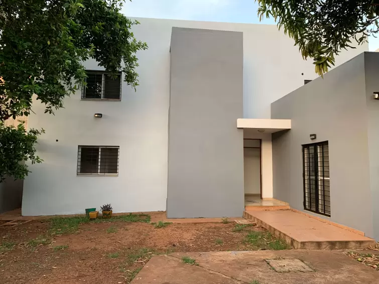 EN ALQUILER IMPORTANTE CASA EN BARRIO CERRADO
