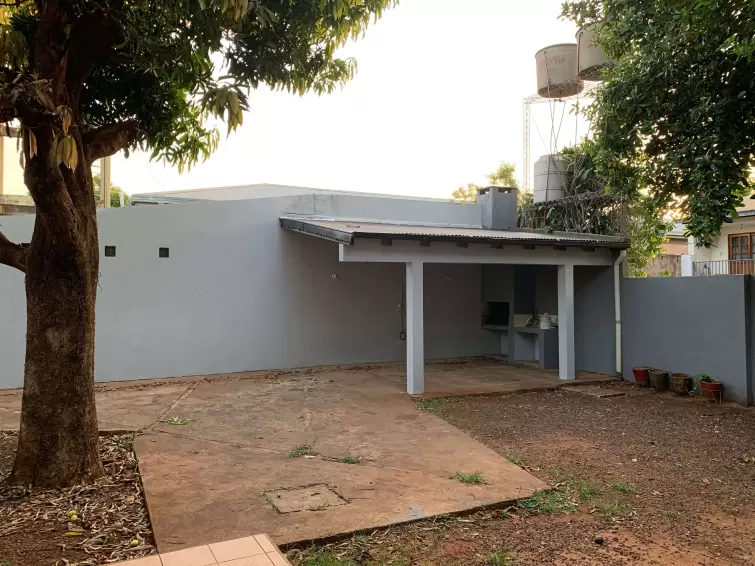 EN ALQUILER IMPORTANTE CASA EN BARRIO CERRADO